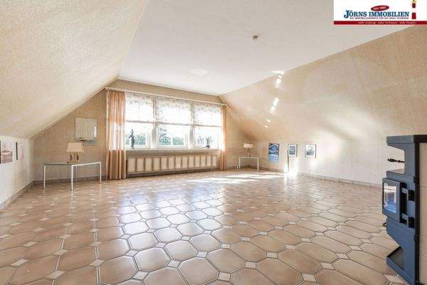 Wohnraum mit Kaminofen im DG.,