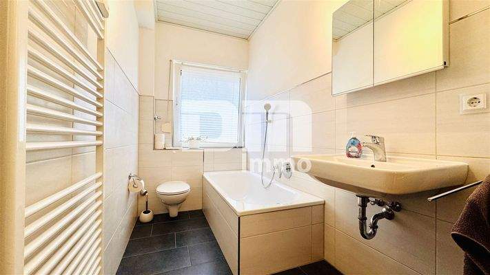 OG Badezimmer / Wanne