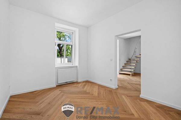 Küche mit Blick ins Wohnzimmer