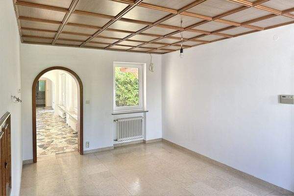 Schönes Esszimmer mit Blick zum Flur