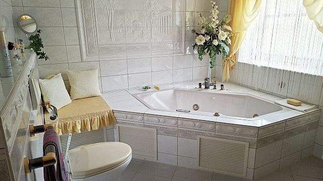 hochwertig ausgestattetes Badezimmer im Obergeschoss