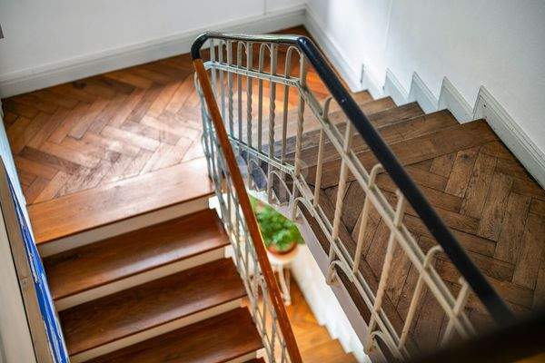 Der elegante Treppengang mit Fischgrätparkett verbindet die Etagen auf geschmackvolle Weise