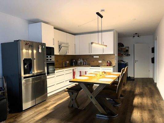 offen gestaltete Küche mit Essbereich