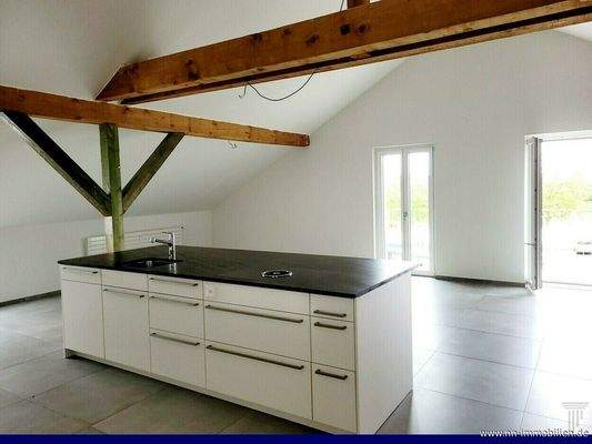 grosszügiger Wohn-/Essbereich mit offener EBK und Zugang zum Balkon