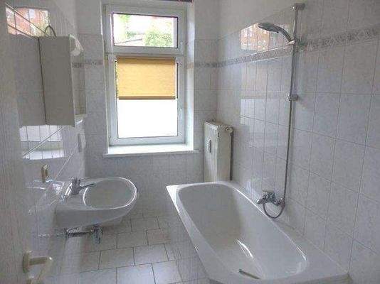 Tageslichtbad mit Blick zur Badewanne