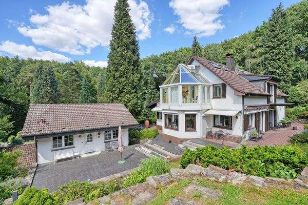 Übersicht über Wohnhaus und Nebengebäude