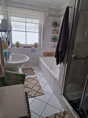 Bad mit Dusche und Wanne im OG