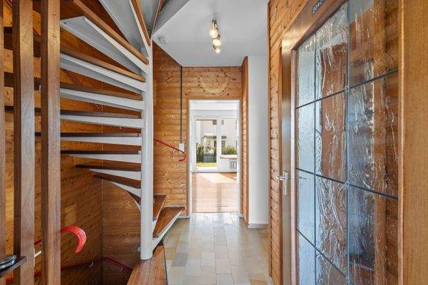 Flur mit Wendeltreppe und Zugang zum Wohnzimmer