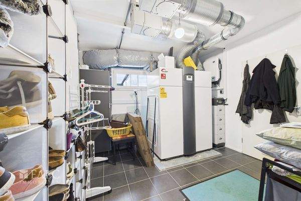 Haushaltsraum mit Wärmepumpe