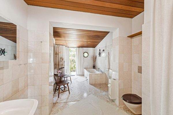 Tageslichtbad mit Wanne und Dusche