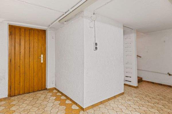 Tür zur Kelleraußentreppe