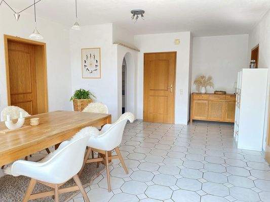 Heller Essbereich/ Eingang 