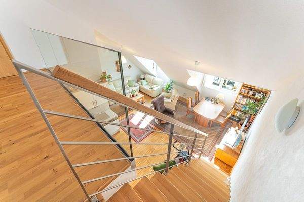 Blick von der Galerie ins Wohnzimmer