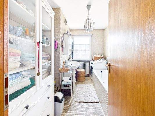 Badezimmer mit Wanne und Fenster