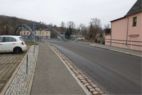 Straße zwischen Objekt u. Parkplätzen