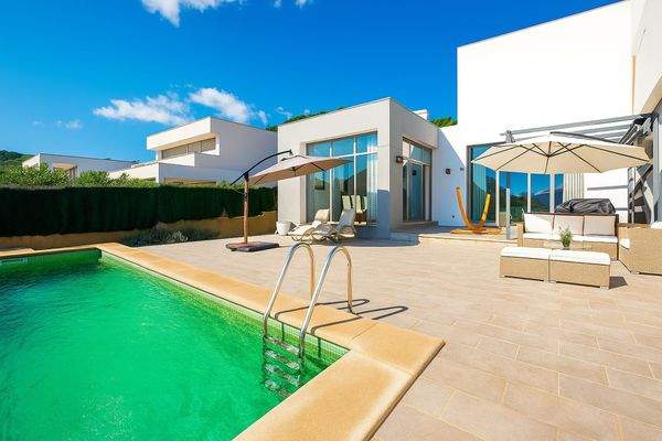 Sonnenterrasse mit Pool und moderner Architektur