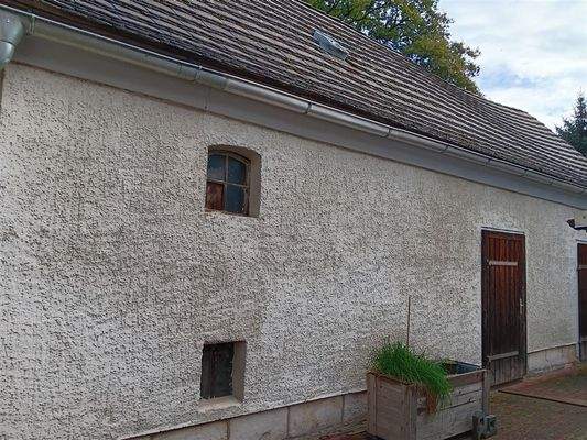 rechtes Nebengebäude mit Gewölbe Keller