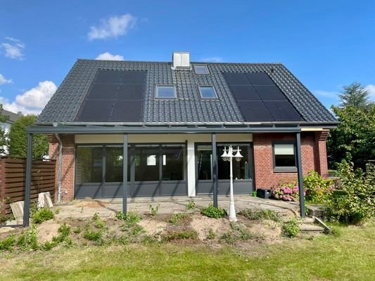 Rückseite mit PV-Anlage