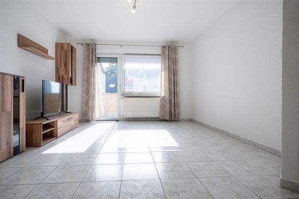 offene Wohnküche mit Ausgang zum Balkon