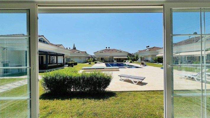 DHH mit Wintergarten ohne Mobiliar