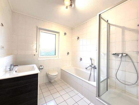 Badezimmer mit Dusche und Wanne