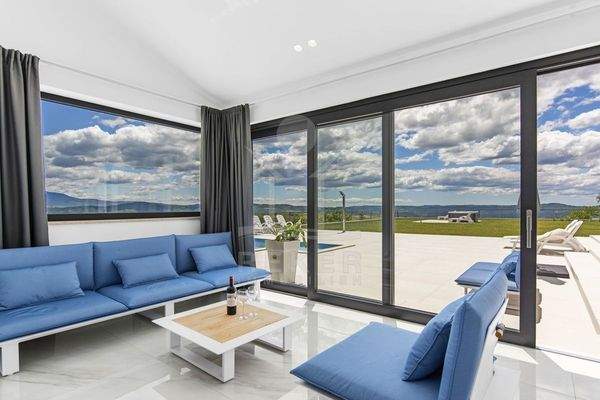 Villa mit zeitgenössischem Flair und atemberaubendem Blick