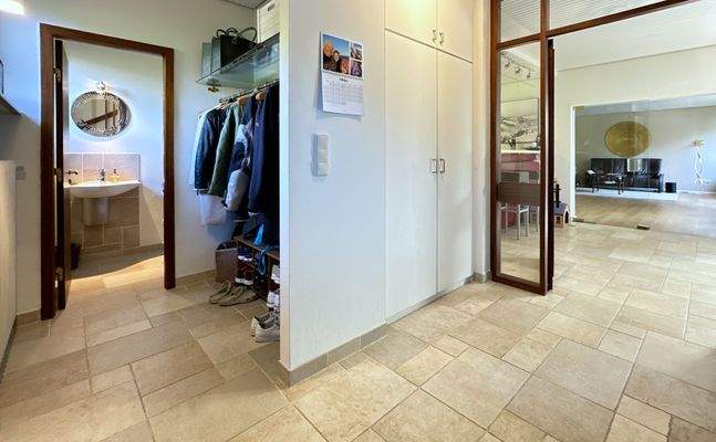 16 Flur mit Blick zum Wohnzimmer