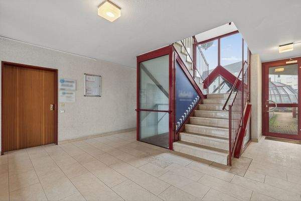 Treppenhaus + Eingang 