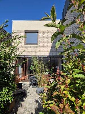 Aussicht auf Terrasse vom Garten aus