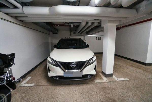 Tiefgaragenstellplatz mit Ladesäule