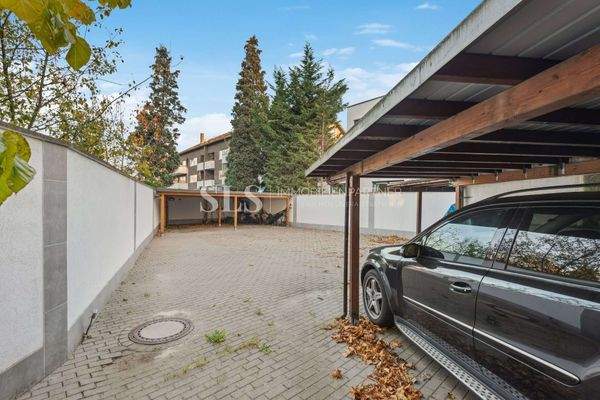 Innenhof mit Carports