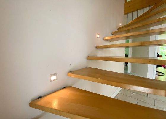 Beleuchtete Treppe zum Dachgeschoss