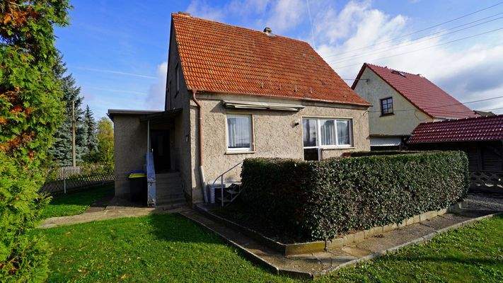 Die Hecke schützt die Terrasse vor unerwünschten Blicken