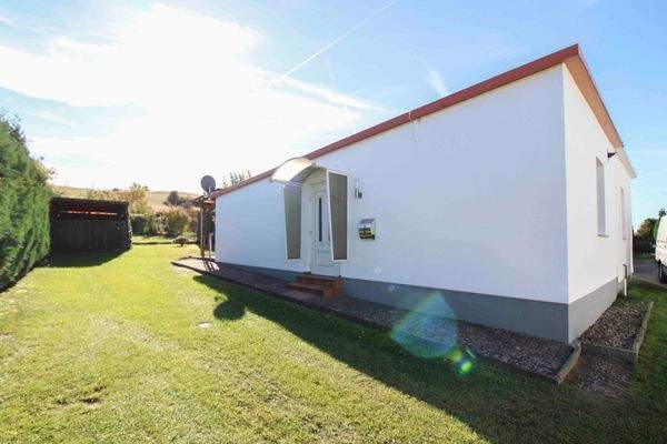 Ferienbungalow und Garage