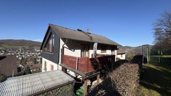 Hausansicht mit Blick auf die angebaute Terrasse