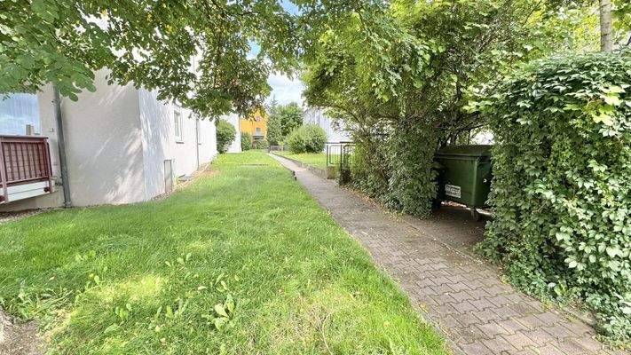 Grundstück mit Bereich für Mülltonnen