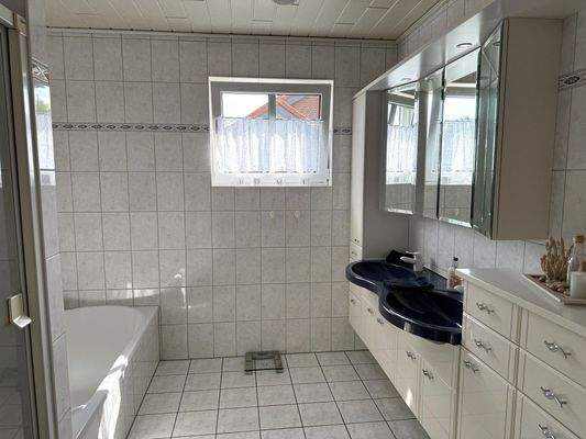 Wannenbad mit sep. Dusche