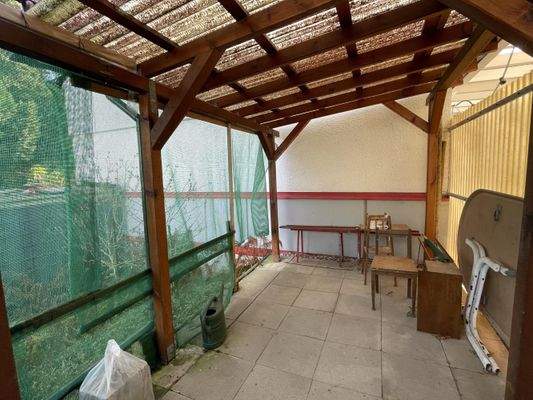 Terrasse mit Zugang in den Garten