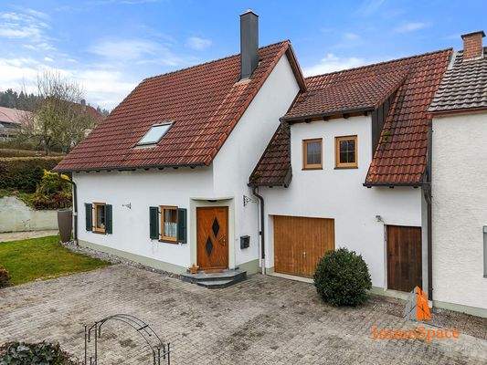 Blick auf den Eingangsbereich des Neubaus