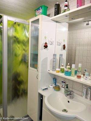 Badezimmer und Dusche