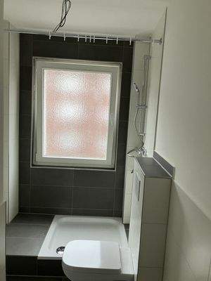 Bad mit Dusche und Fenster