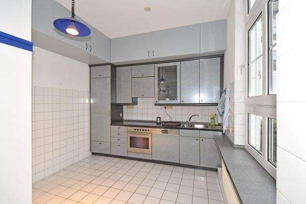 Küche mit Blick in den Garten