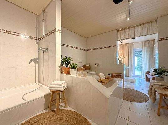 Hauptbadezimmer im Erdgeschoss mit Wanne und Dusche