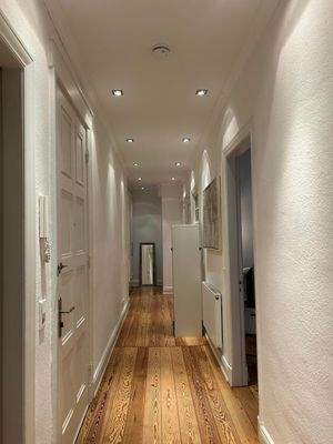 Langer Flur mit Holzboden