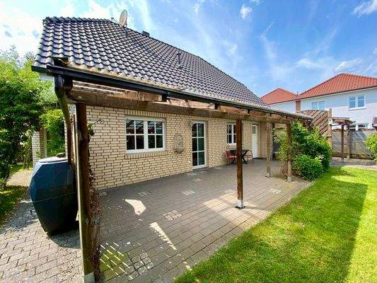 Rückseitenansicht mit Terrasse