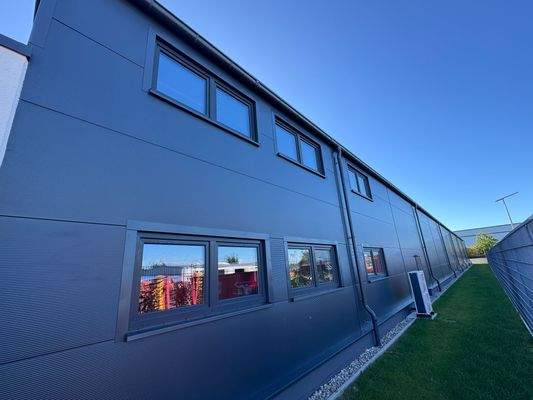 Außenansicht Hallen Rückseite.JPG