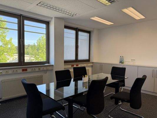 helle und freundliche Arbeitsbereiche.JPG