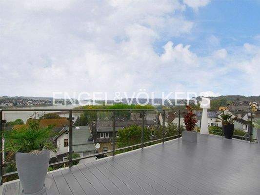 Großzügiger Sonnenbalkon mit Rheinblick
