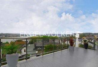 Großzügiger Sonnenbalkon mit Rheinblick