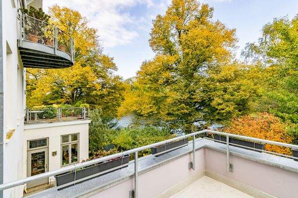 Balkon mit Wasserblick